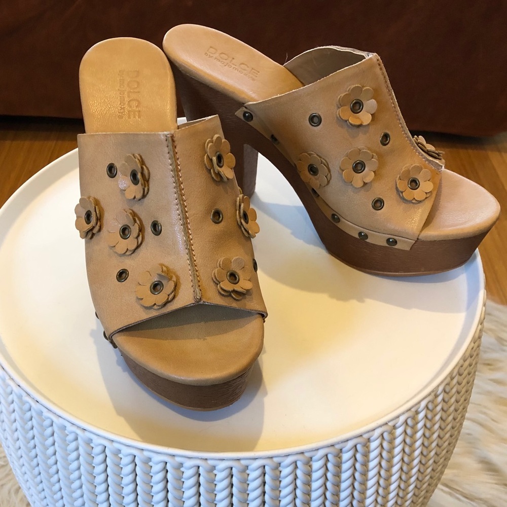 Tan Funky Flower Platforms